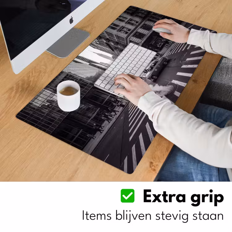 Stad - Straat - Gebouwen - Verkeer - Zwart-wit Muismat XXL klein -sfeer3