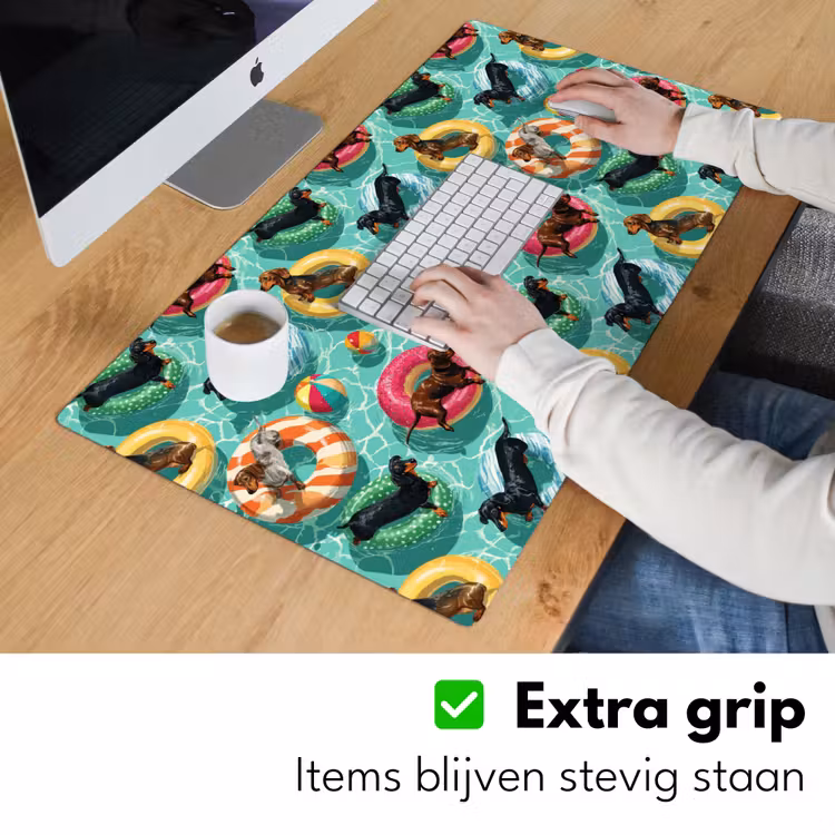 Teckels - Zwembad - Kleurrijk Muismat XXL klein 681 -sfeer3