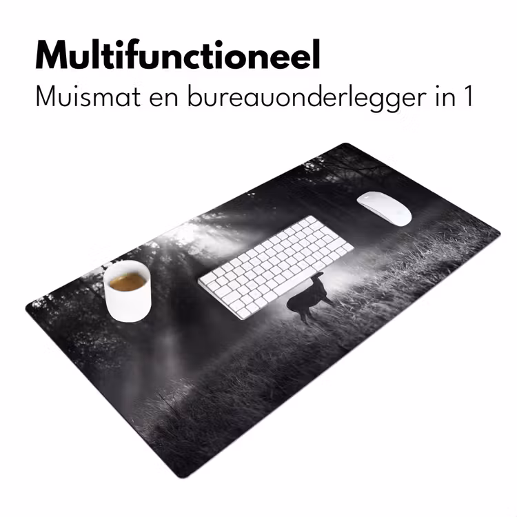 Hert - Bos - Zonnestralen - Zwart-wit - Natuur Muismat XXL klein -sfeer4