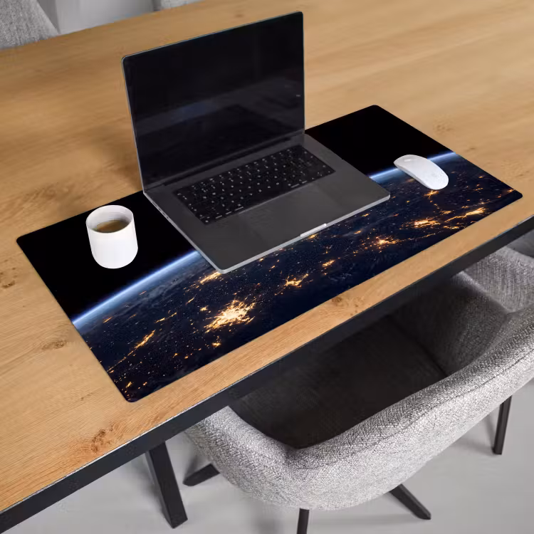 Desk Mat - Earth - Night - Space - Aarde - Nacht - Ruimte Muismat XXL klein