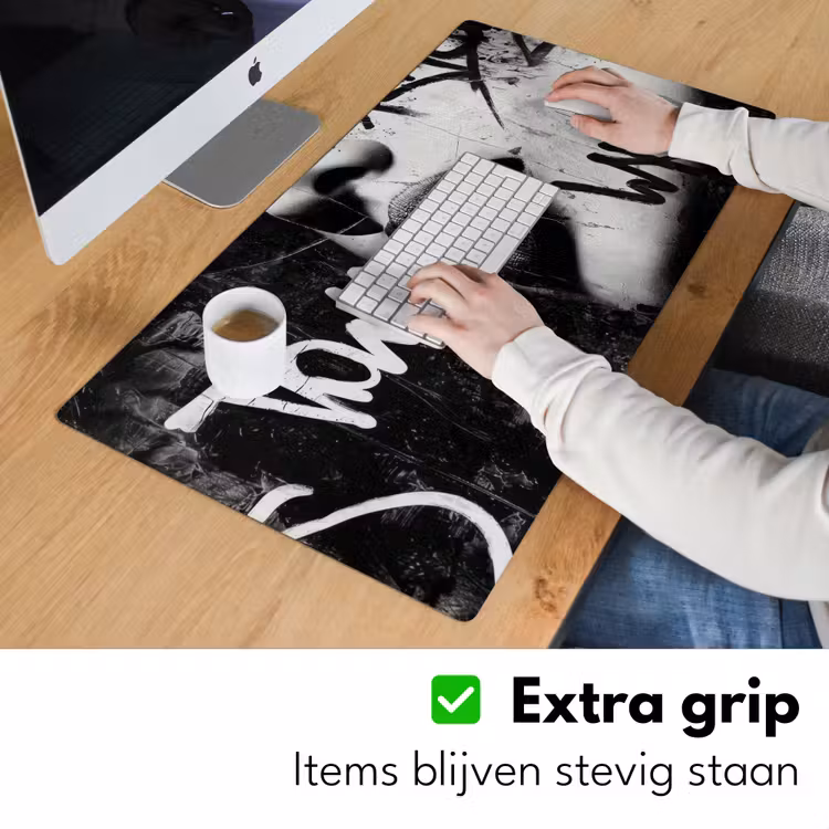 Gezicht - Mond - Graffiti - Zwart Muismat XXL klein -sfeer3