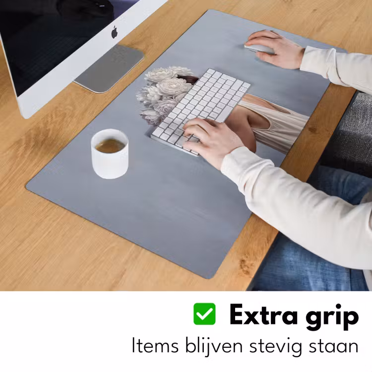 Bloemen - Vrouw - Wit Muismat XXL klein -sfeer3