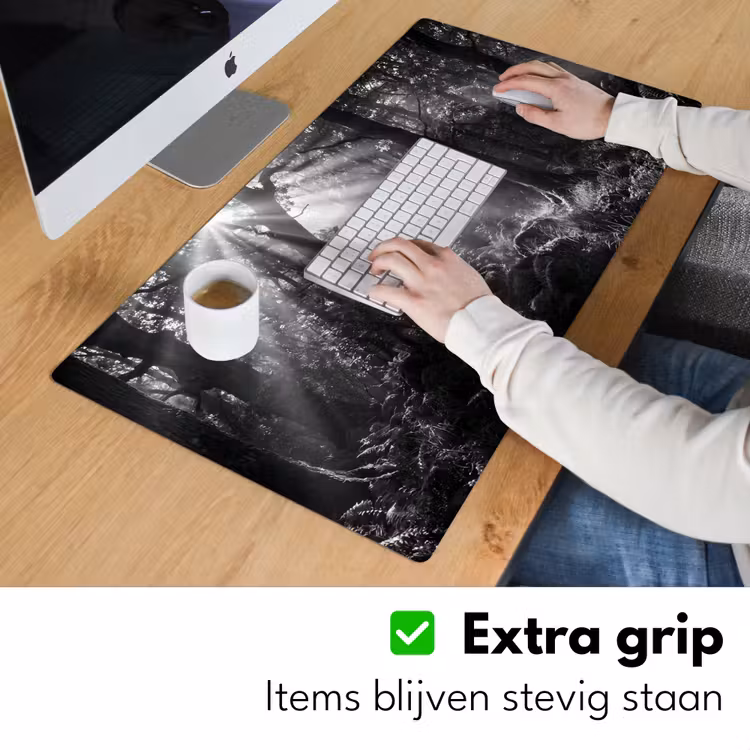 Bos - Lichtstralen - Natuur - Zwart-wit Muismat XXL klein -sfeer3