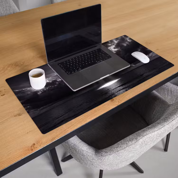 Licht - Wolken - Zee - Zwart-wit - Natuur Muismat XXL klein -sfeer1