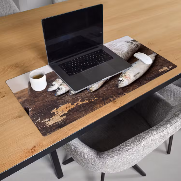 Desk Mat - Little Sardine - newspaper - cutting board - Sardientje - krant - snijplank Muismat XXL klein