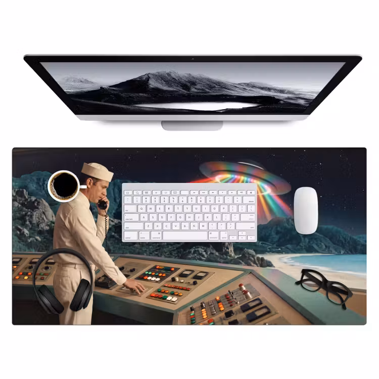 Desk Mat - Man - Control Room - Beach - Man - Controlekamer - Strand Muismat XXL klein