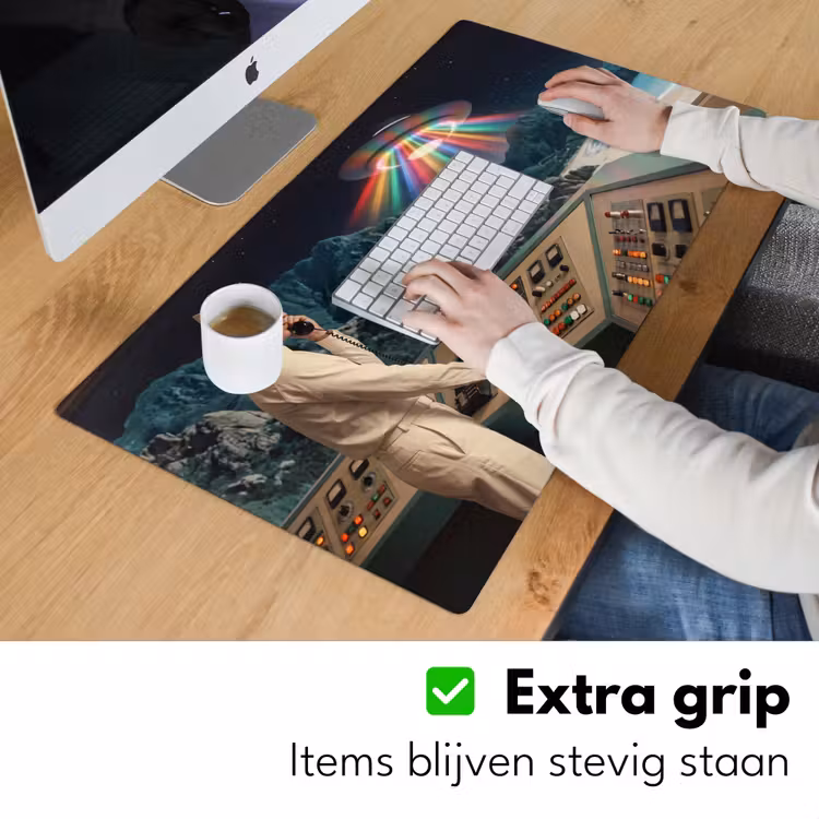 Desk Mat - Man - Control Room - Beach - Man - Controlekamer - Strand Muismat XXL klein
