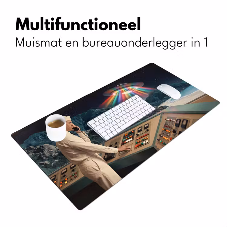 Desk Mat - Man - Control Room - Beach - Man - Controlekamer - Strand Muismat XXL klein