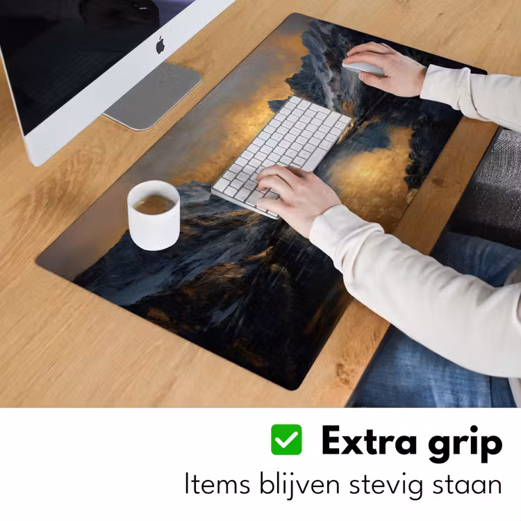 Berglandschap met Gouden Zonsondergang Muismat XXL klein -sfeer3