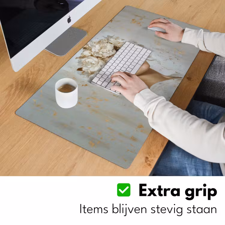 Schilderij - Vrouw - Zonnebril - Bloemenkrans Muismat XXL klein -sfeer3
