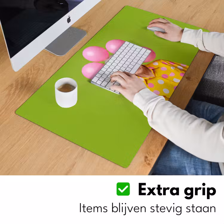 Mens - Ballonnen - Feest - Kleurrijk - Roze Muismat XXL klein -sfeer3