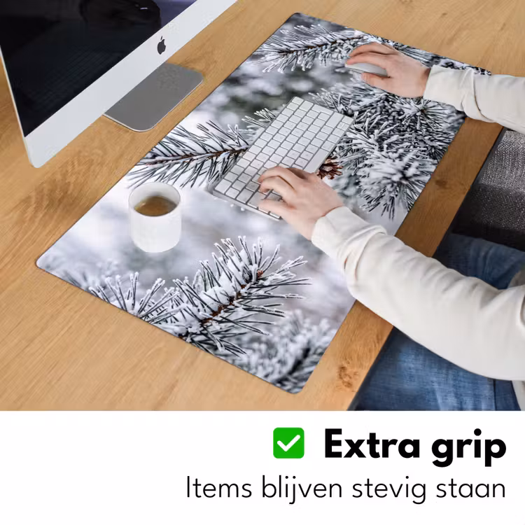 Dennenappel - Tak - Sneeuw - Winter - Sfeervol Muismat XXL klein -sfeer3