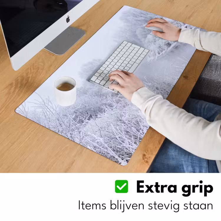 Rivier - Sneeuw - Bos - Winter - Schilderachtig Muismat XXL klein -sfeer3