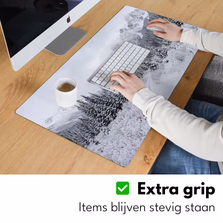 Weg - Bergen - Sneeuw - Naaldbos - Avontuurlijk Muismat XXL klein -sfeer3