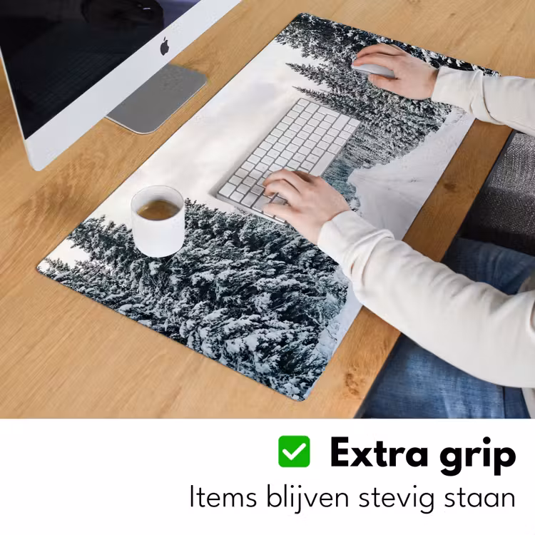 Weg - Sneeuw - Naaldbos - Winter - Avontuurlijk Muismat XXL klein -sfeer3