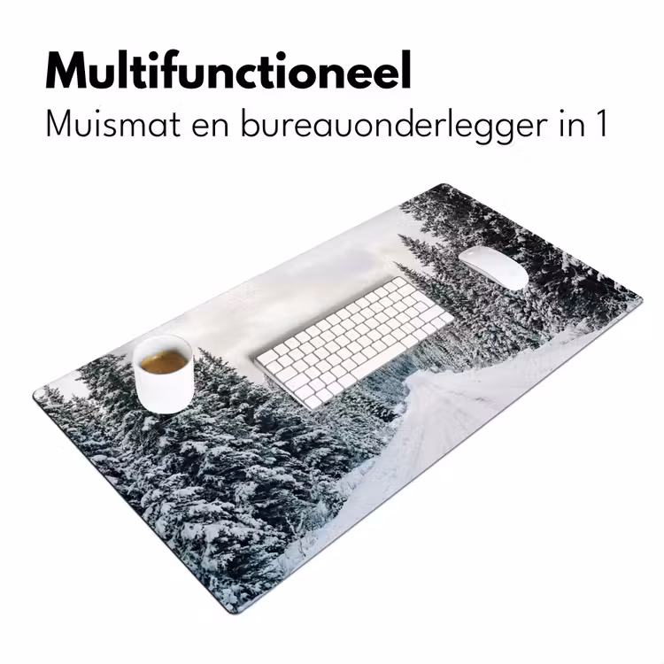 Weg - Sneeuw - Naaldbos - Winter - Avontuurlijk Muismat XXL klein -sfeer4