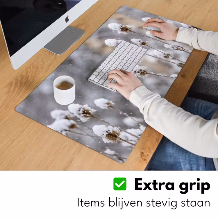 Roodborstje - Gedroogde bloem - Sneeuw - Winter - Vertederend Muismat XXL klein -sfeer3