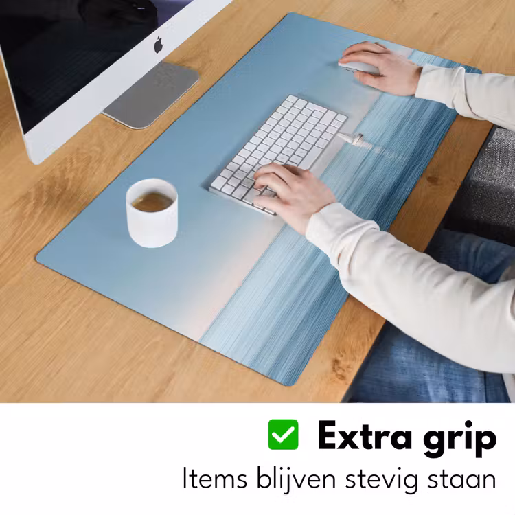 Zeilbootje - Kalme zee - Helderblauwe hemel Muismat XXL klein -sfeer3