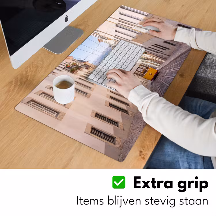 Tram - Straat - Stad - Architectuur - Geel Muismat XXL klein -sfeer3