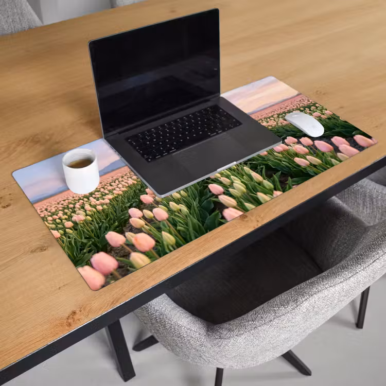 Tulpen - Landschap - Roze Muismat XXL klein -sfeer1
