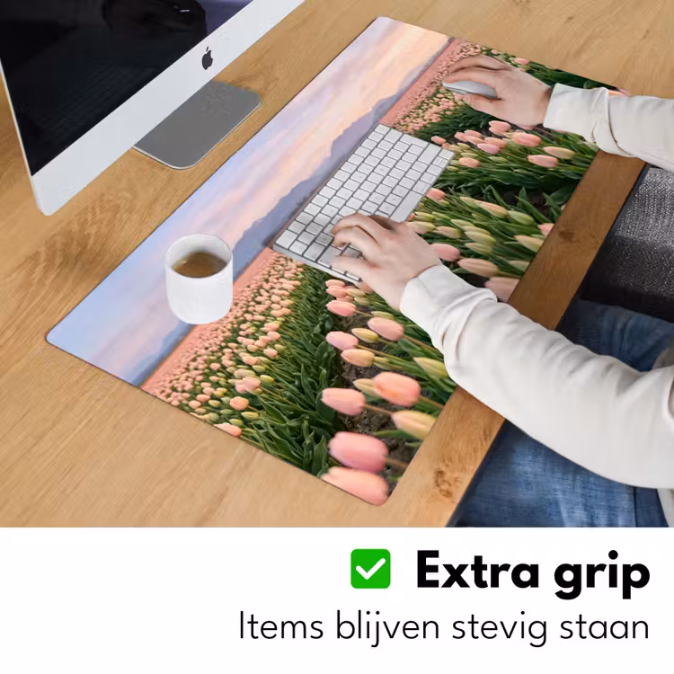 Tulpen - Landschap - Roze Muismat XXL klein -sfeer3