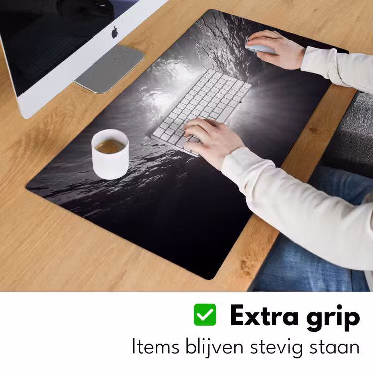 Schildpad - Onderwater - Lichtstralen - Oceaan - Zwart-wit Muismat XXL klein -sfeer3