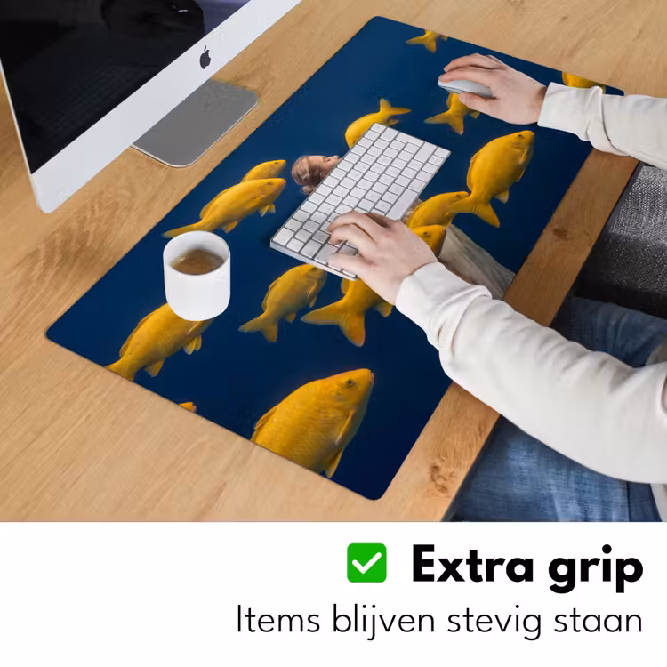 Vrouw - Vis - Water - Natuur - Geel Muismat XXL klein -sfeer3