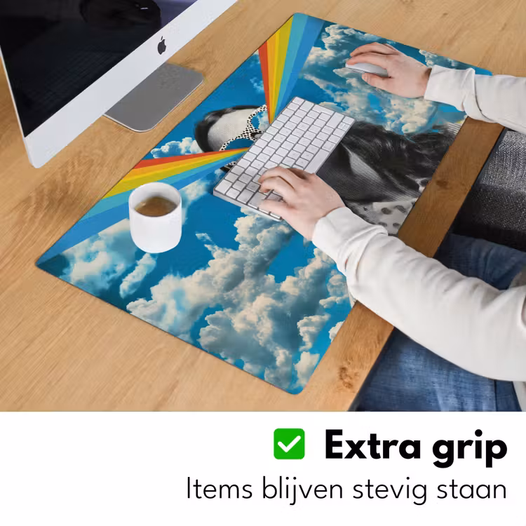 Vrouw - Bril - Regenboog - Wolken Muismat XXL klein -sfeer3