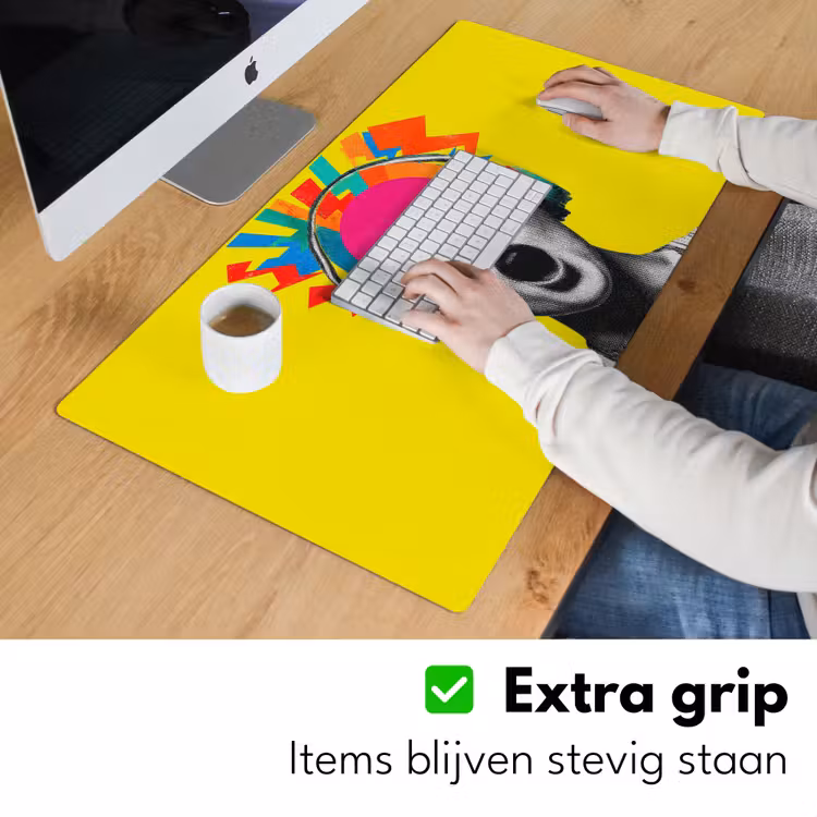 Vrouw - Koptelefoon - Geel Muismat XXL klein -sfeer3
