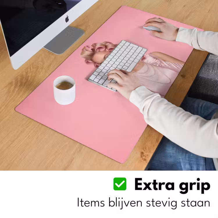 Vrouw - Roze - Parelketting - Krulspelden Muismat XXL klein -sfeer3