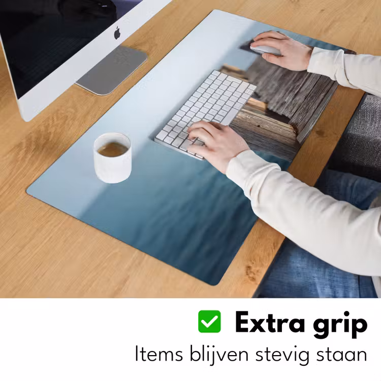 Houten steiger - Helderblauwe lucht Muismat XXL klein -sfeer3