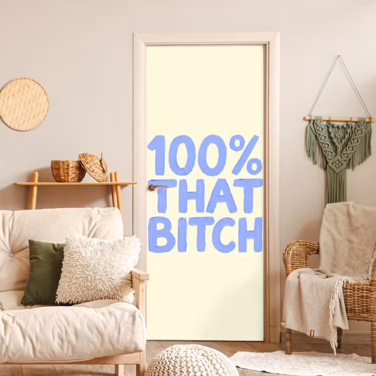 100% that bitch - Blauw - Wit deurposter klein -sfeer2