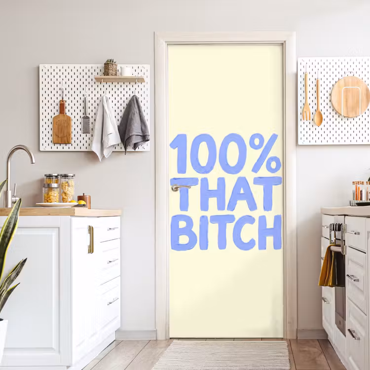 100% that bitch - Blauw - Wit deurposter klein -sfeer5