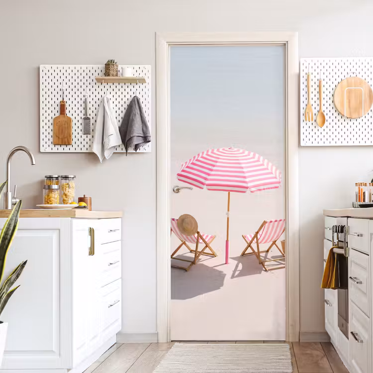 Strand - Parasol - Ligstoel - Zomer - Roze deurposter klein -sfeer5
