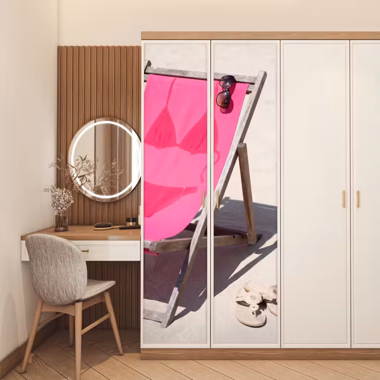 Strand - Ligstoel - Badkleding - Zomer - Roze deurposter klein -sfeer3