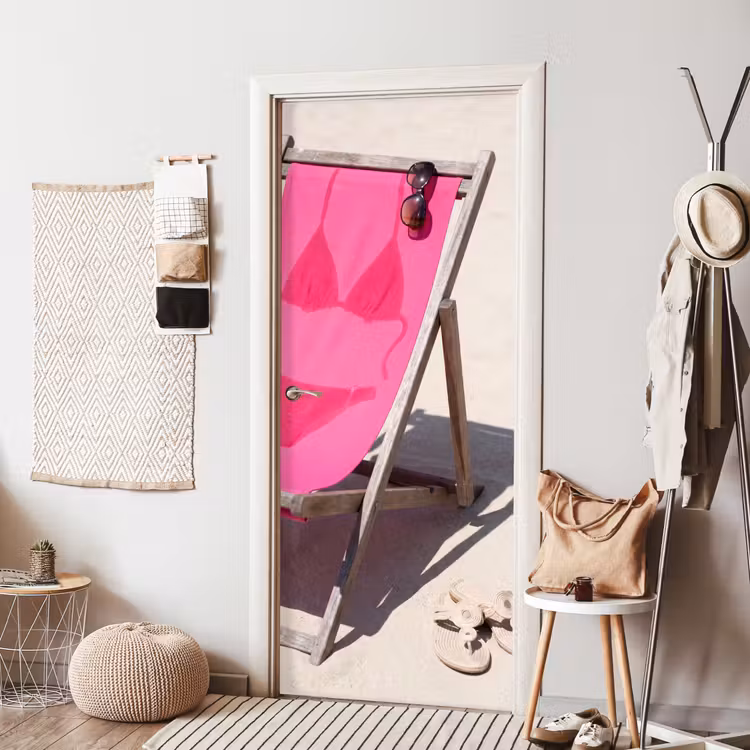Strand - Ligstoel - Badkleding - Zomer - Roze deurposter klein -sfeer6