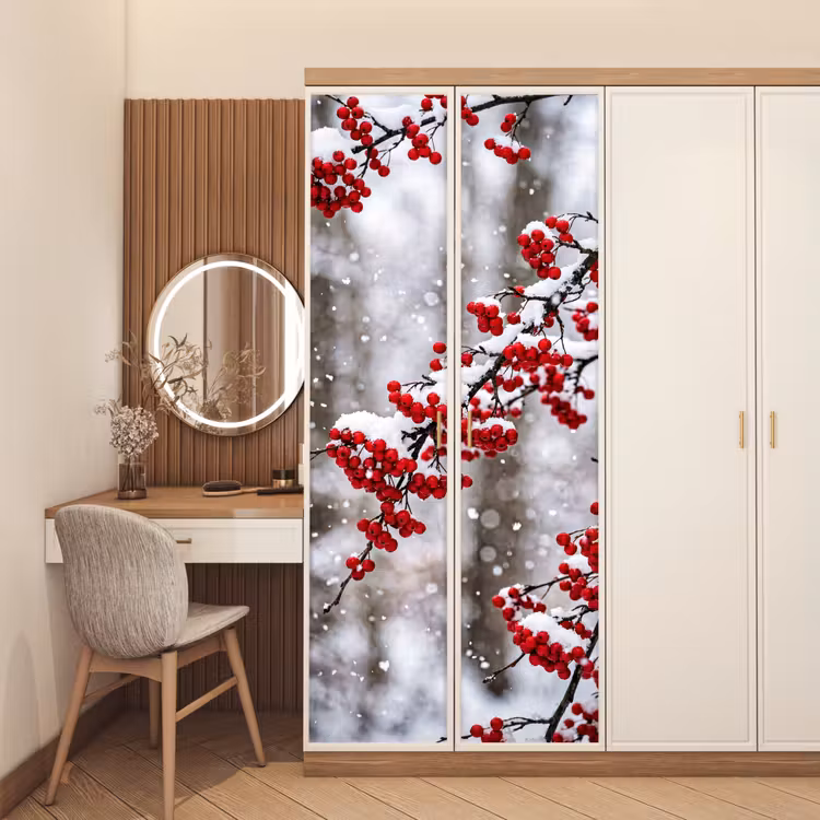 Bessen - Takken - Sneeuw - Winter - Kleurrijk deurposter klein -sfeer3