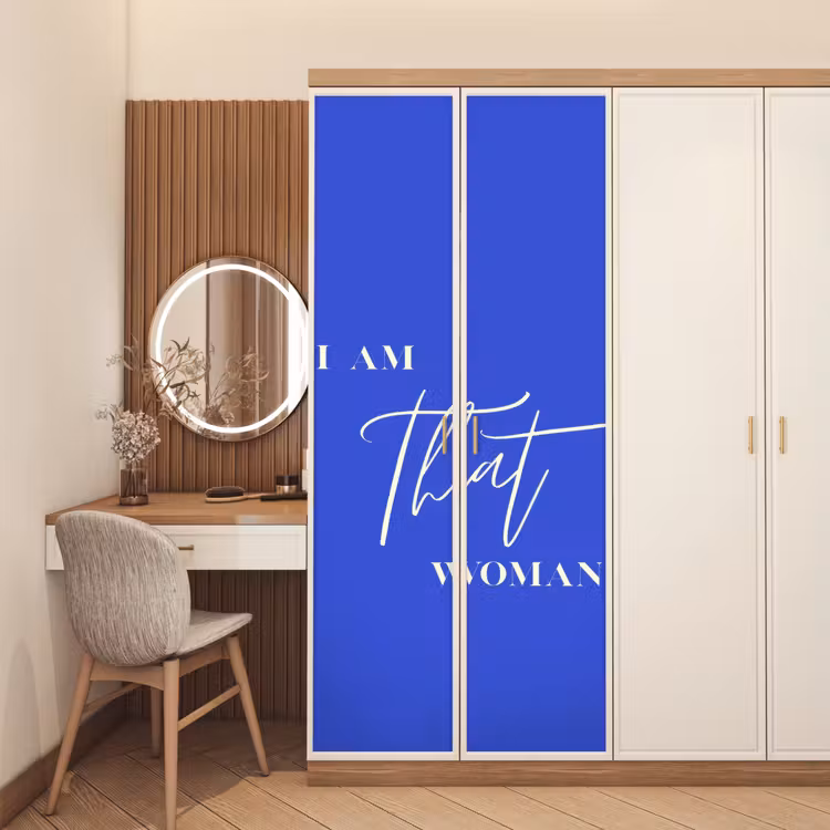 Blauw - I am that woman - Sierlijk - Minimalistisch deurposter klein -sfeer3