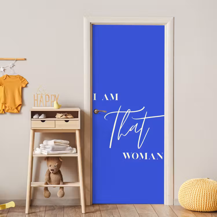 Blauw - I am that woman - Sierlijk - Minimalistisch deurposter klein -sfeer4