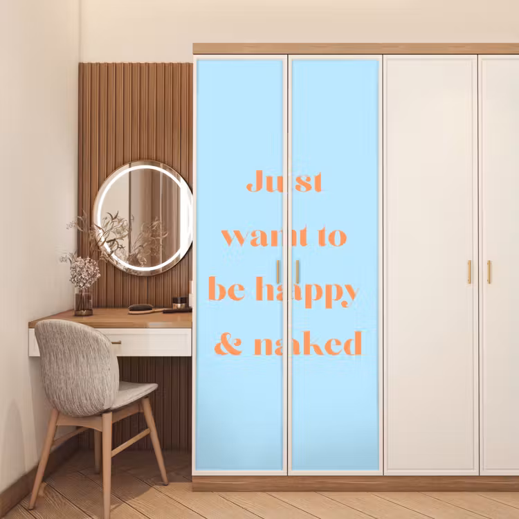 Blauw - Oranje - Just want to be happy & naked deurposter klein -sfeer3