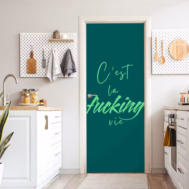 c'est la fucking vie - Groen - Handgeschreven deurposter klein -sfeer5