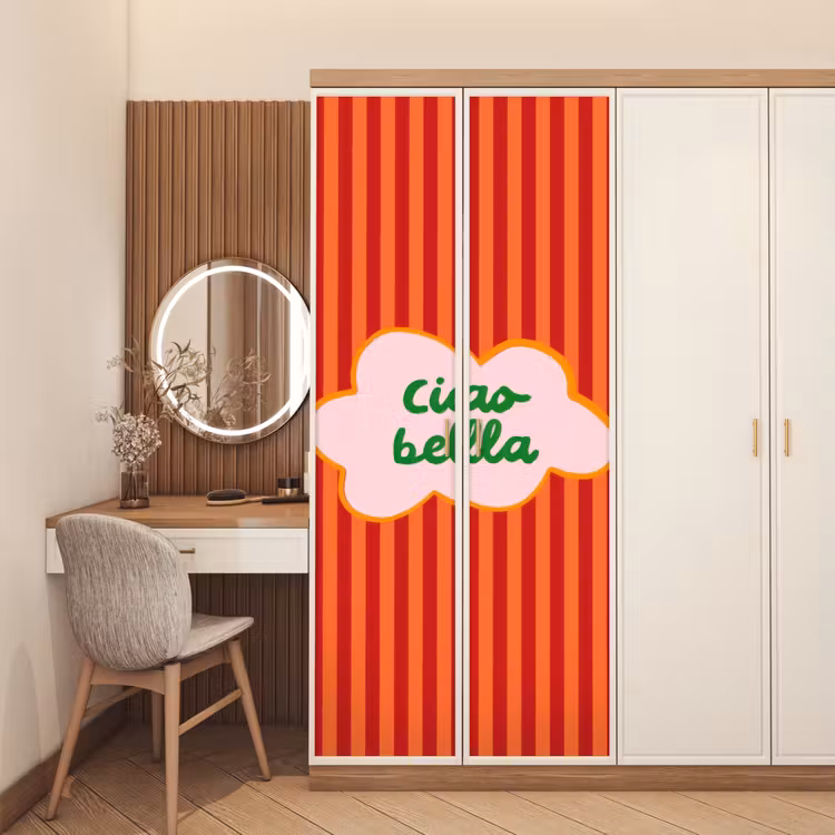 Ciao bella - Tekstwolk - Strepen - Oranje deurposter klein -sfeer3