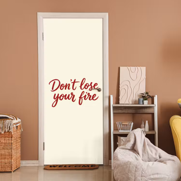 Don't lose your fire - Rood - Wit - Minimalistisch deurposter klein -sfeer1
