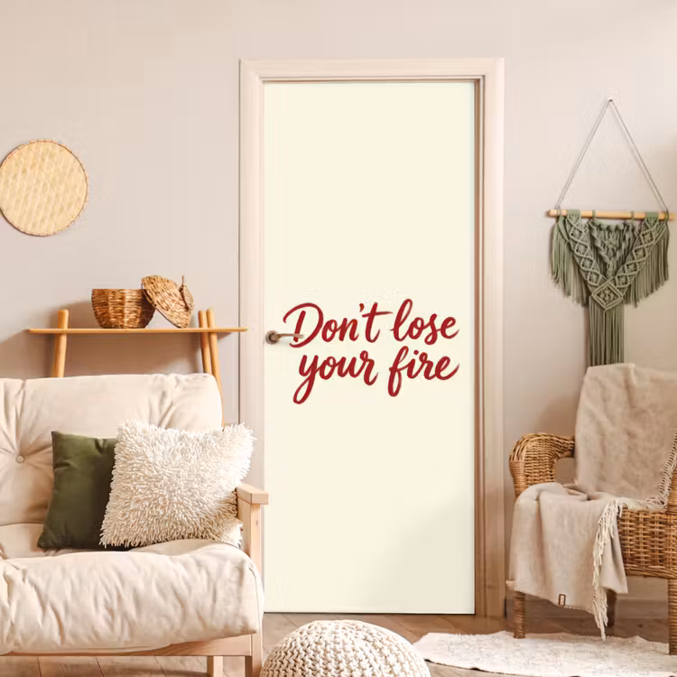 Don't lose your fire - Rood - Wit - Minimalistisch deurposter klein -sfeer2
