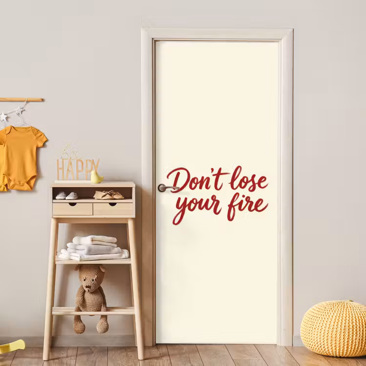 Don't lose your fire - Rood - Wit - Minimalistisch deurposter klein -sfeer4