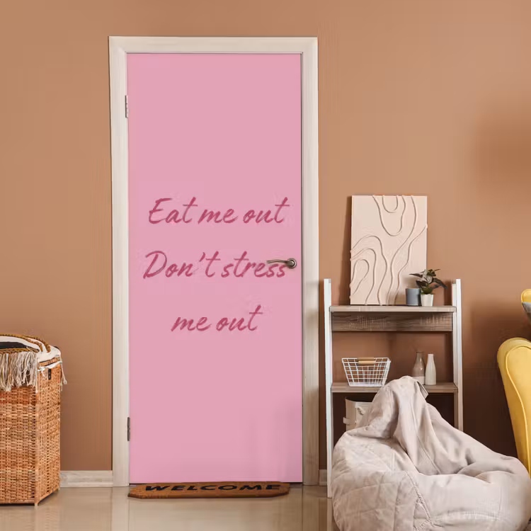 Eat me out don't stress me out - Roze - Handgeschreven deurposter klein -sfeer1