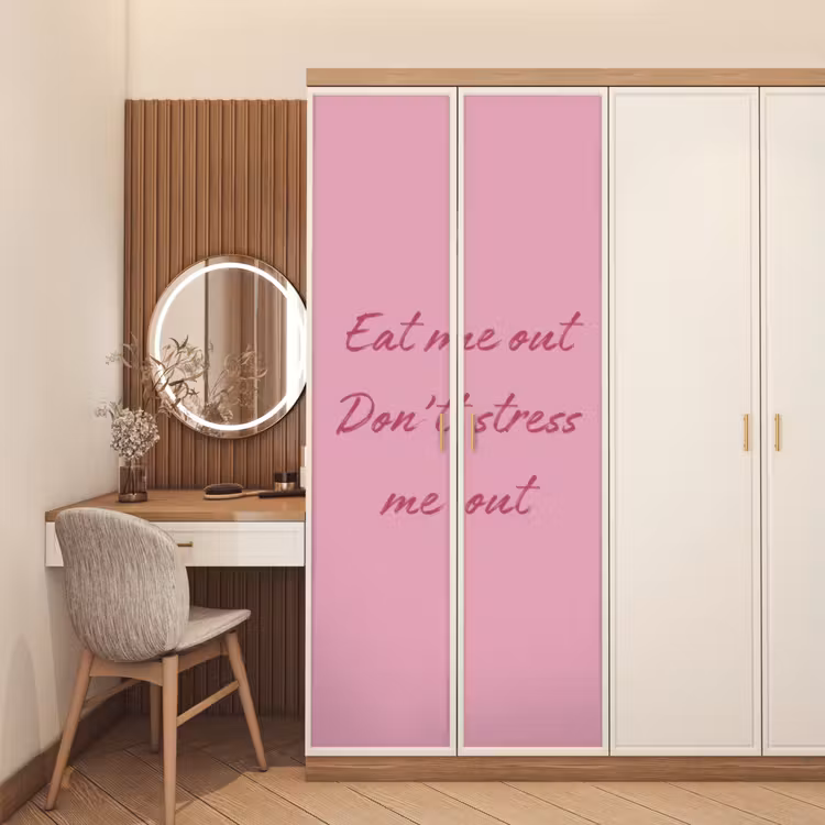 Eat me out don't stress me out - Roze - Handgeschreven deurposter klein -sfeer3