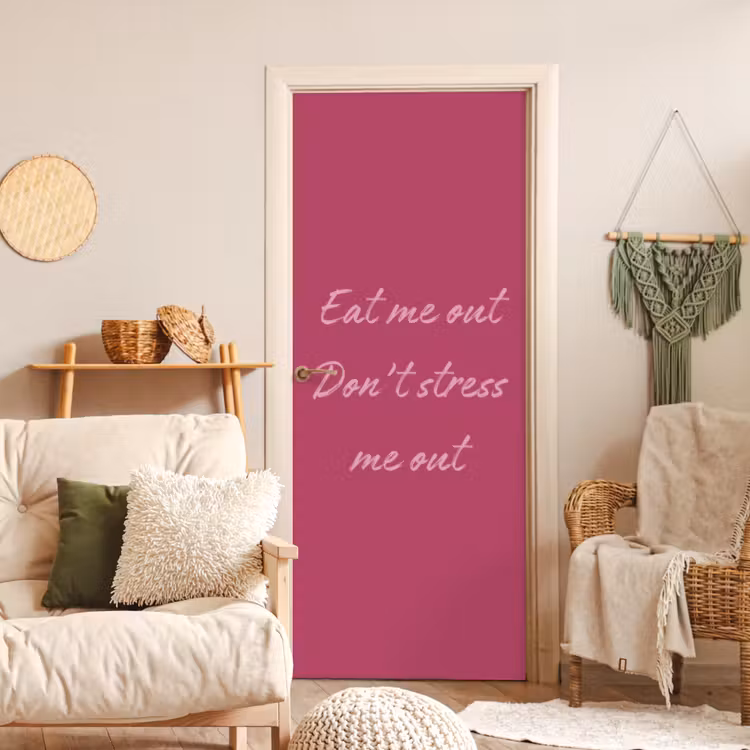 eat me out don't stress me out - Roze - Minimalistisch deurposter klein -sfeer2