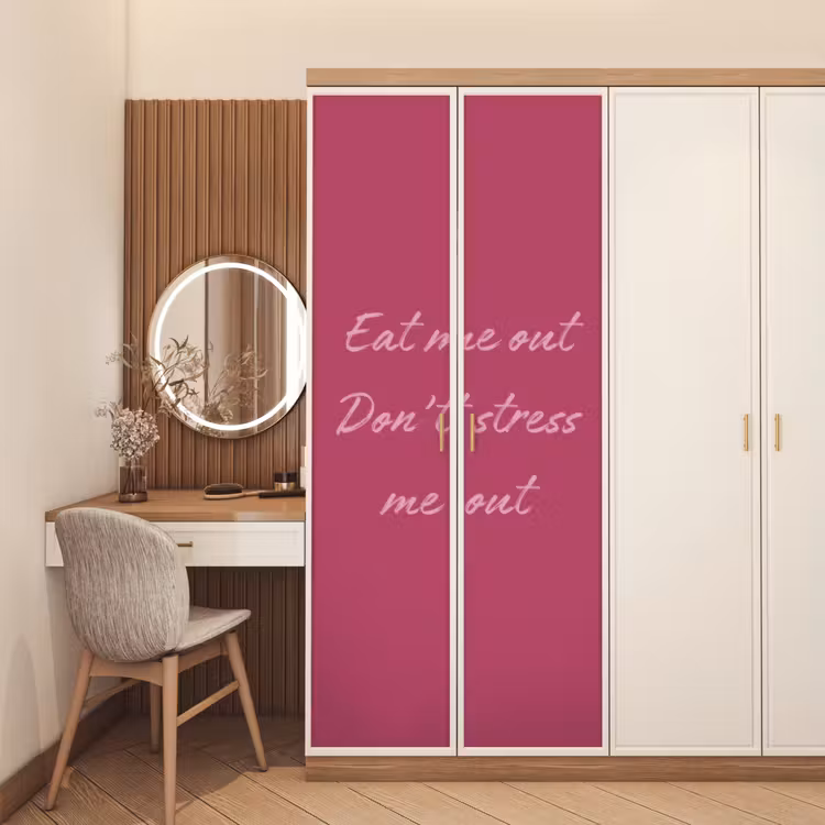 eat me out don't stress me out - Roze - Minimalistisch deurposter klein -sfeer3