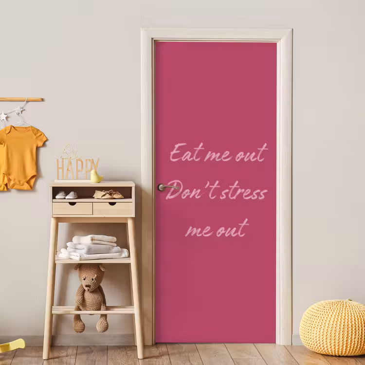eat me out don't stress me out - Roze - Minimalistisch deurposter klein -sfeer4